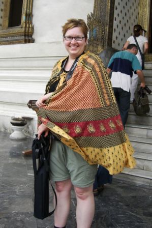 Beim Eingang zum Buddha Tempel Wat Pho bekommen Frauen einen Sarong