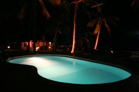 unser Pool bei Nacht