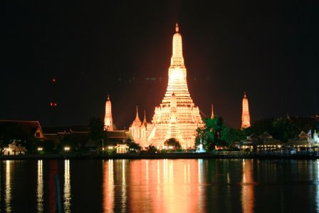 Wat Arun bei Nacht - toll wie alles beleuchtet ist!
