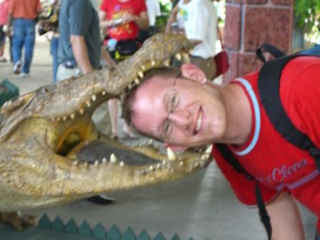 Daniel und ich spielten nur mit einem ausgestopften Krokodil!