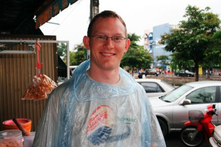 weil Daniel keine Regenjacke hat, kaufter er sich so einen Regenschutz, in dem er dann mega schwitzte!