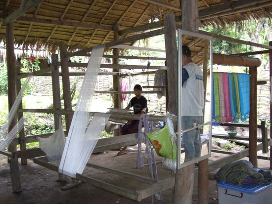 hier werden Seidenschale hergestellt, alles in Handarbeit