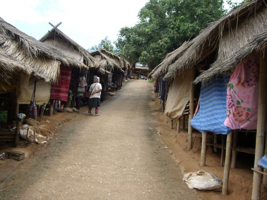 Auf dem Weg zum Dorf der Langhalsfrauen und natürlich zurück, liefen wir noch durch das Dorf der LAHU
Infos zum Stamm der Lahu:
Die Frauen der Schwarzen Lahu tragen ein schwarzes Kleid mit Bordüren aus rot-weissen, kunstvollen Applikationen. Die der Roten Lahu langärmlige Jacken aus blauem oder schwarzem Stoff mit roten Rändern. Vorherrschend schwarz und weiss ist die Tracht der Frauen von den Lahu She Leh und besteht im wesentlichen aus einem langen Mantel. Das Ganze wird geschmückt mit geflochtenen Armreifen und Silberarm- spangen.