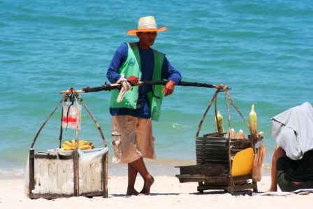 Tagsüber kommen immer Strandverkäufer mit Essen - lecker