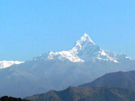 Dieser Berg nennt sich Fisch Schwanz, weil er aus zwei fast identischen Bergspitzen besteht, die an einen Fisch erinnern. Von Pokhara aus kann man allerdings nur eine dieser Bergspitzen sehen.