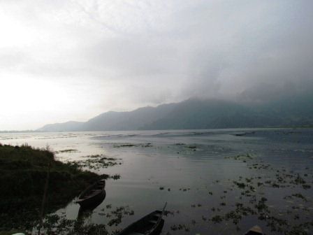 am Morgen ist es noch überall dunstig über dem See
