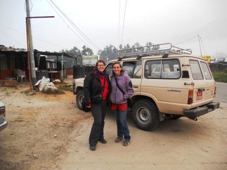 Yolanda und ich vor unserem stinkigen Jeep