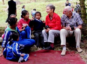 Elsbeth und Rolf im Gespräch mit ein paar Kindern