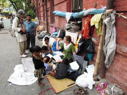 Voluntäre unterrichten hier Kinder direkt auf der Straße