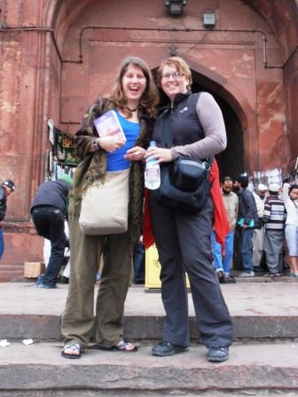 Inge und ich beim Eingang zur Moschee