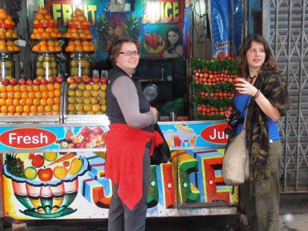ein Fruchtcocktail am Straßenrand