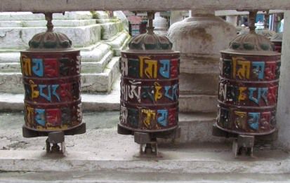 Stupa - Gebetsmühlen bei der Stupa Thahiti