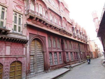 hier in Bikaner gibt es geschnitzte Havelis - sehr schön