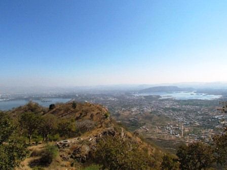 links sieht man den Fateh Sagar See und rechts den Pichola See