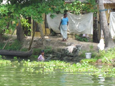 die Menschen die hier leben, waschen sich im Fluss