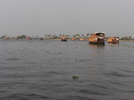 es gibt hier über 500 solcher Hausboote, dementsprechend ist der Vekehr in den breiten Wasserstraßen, aber in den schmalen sieht man oft kein einziges Boot