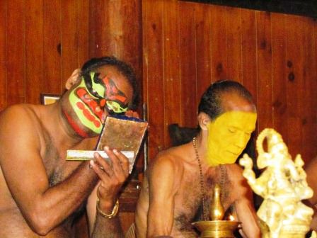 beim schminken für die Kathakali Dance Performence
