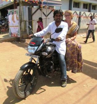 auf dem Weg zur Hochzeit - Motorradfahren mit einem Saree ist nicht so einfach