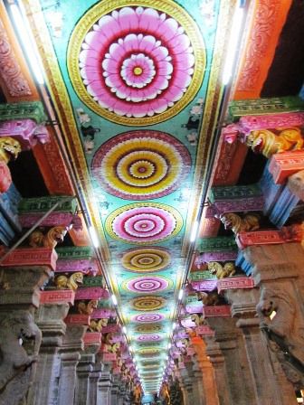 einer der Flure im Tempel, das ist die Deckenbemalung