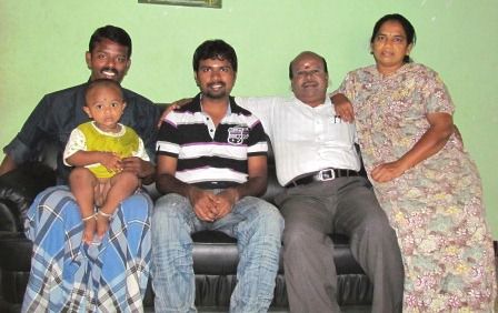 Ganesh mit Thagarshi, Prabhu, Rajendran und Jayalakshmi (Mama und Papa der Familie)