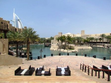 Beim Souk Madinat Jumeirah - wunderschön gemacht und im Hintergrund sieht man bereits das berühmte Hotel.