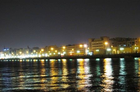 Dubai Creek at night - mit tollen Restaurants an der Promenade wo man auch Wasserpfeife rauchen kann!