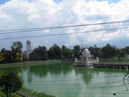 Rani Pokhari mit Uhrturm Ghanta Ghar im Hintergrund