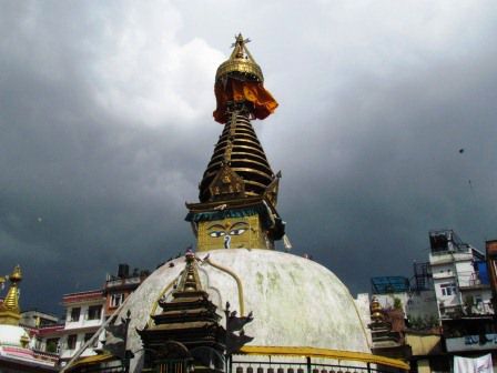Kathesimbhu Stupa, ein mächtiges Gewitter ist im anrollen, man sieht es bereits am Himmel.