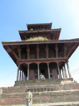 Bei dem Tempel Uma-Maheshvar Mandir hat ein Künstler sich verewigt, mit jeder Menge sexueller Szenen, die nicht aus dem Kamasutra sein sollen, sonder sich auf Tantra und Fruchtbarkeitstraditionen beziehen.