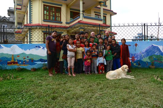 Die Kinder mit den Betreuern Suresh und Hans.
Wolfgang hat das Waisenhaus im Oktober 2015 besucht und tolle Fotos mitgebracht.