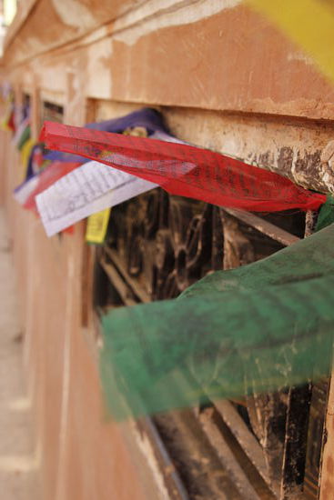 Gebetsfahnen an der Stupa