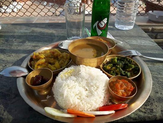 ein typisches Thali - Reis, Kartoffeln, verschiedenes Gemüse und Linsenpüree