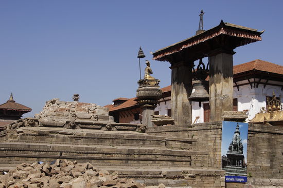Am Durbar Square-Königsplatz. 
Rechts auf dem Foto sieht man wie der Tempel mal aussah, der Geröllhaufen ist  jetzt noch übrig.