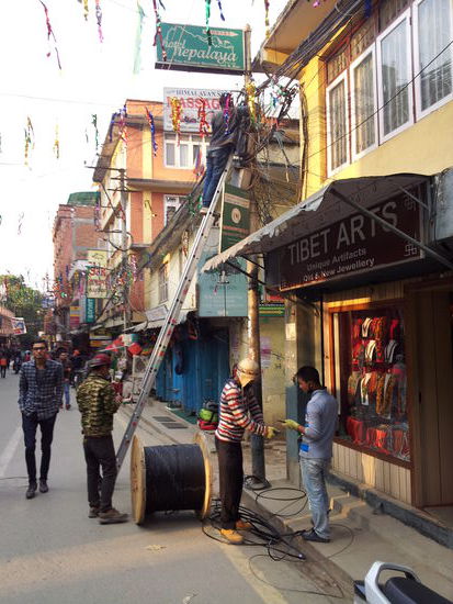 Elektriker bei der Arbeit! 
Solang die sich bei dem Kabelsalat auskennen.