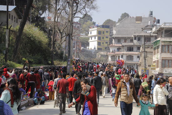 Menschenmassen warten auf den Einlass