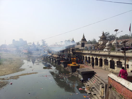 Die Ghats an denen die Verbrennungen der Toten der armen Bevölkerung stattfinden