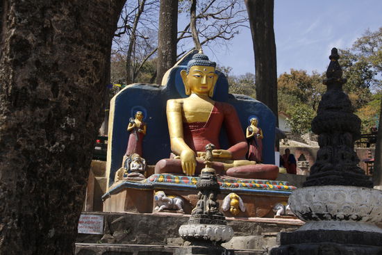 beim Aufstieg sieht man immer wieder Statuen und bunte Figuren