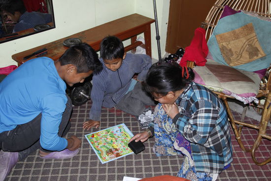 die Brettspiele gefallen den Kindern