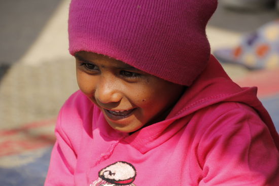 Hier im Waisenhaus kriegt sie eine Chance für Ihre Zukunft und bereits nach den ersten paar Tagen sprach sie schon ein paar Worte englisch.