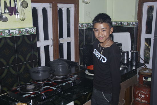 Dawa hat ihm bei der Zubereitung unserer Speisen geholfen. Die Jungs dürfen dafür mit uns gemeinsam Essen.