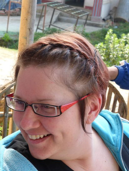 selbst bei meinen kurzen Haaren schaffen die Mädchen einen französischen Zopf