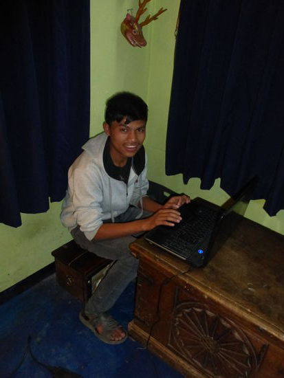 Die Kinder dürfen an den alten Lap Top von Hans. Er steht immer am selben Ort und jedes Kind darf sich in eine Liste eintragen und pro Tag 30 Minuten am PC üben, spielen (oder auch heimlich ins Facebook gehn).