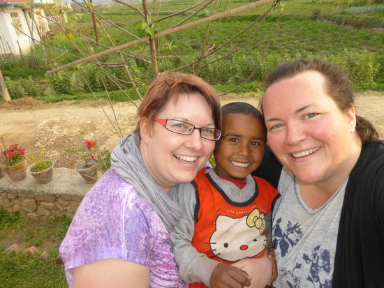 So traumhaft dass die Kleine sich nach ein paar Tagen schon eingewöhnt hat.
Sie hat übrigens so kurzes Haar, weil es ein Ritual ist den Kindern die Haare zu rasieren wenn ein Elternteil stirbt.