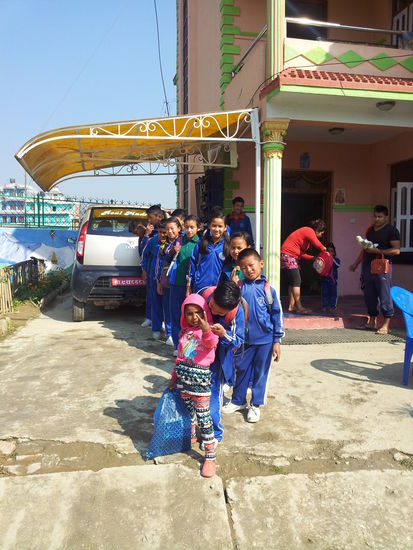 der Schulbus kommt, schön der Reihe nach wird eingestiegen