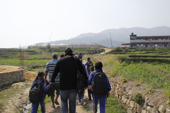 das letzte Stück geht es zu Fuß den Weg hoch.