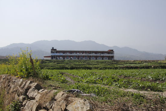 Die Schule der Kinder - Kindergarten und 10 Schulstufen sind hier untergebracht.