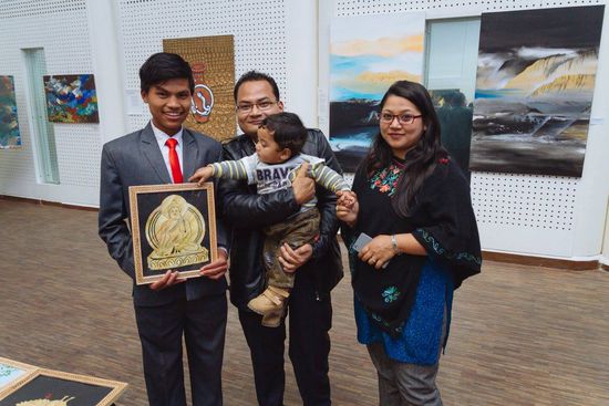 Saroj präsentiert stolz sein verkauftes Bild bei der Charity im Februar 2016