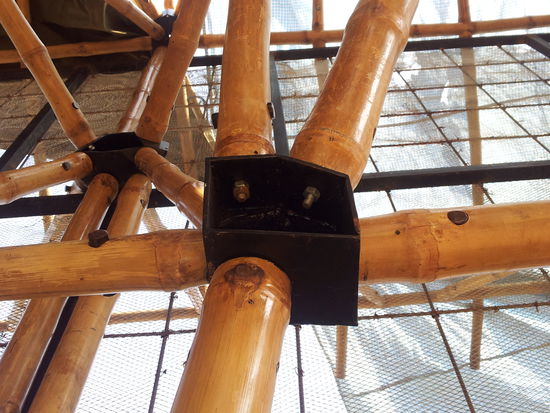 Bambus wird inneinander fixiert für mehr Stabilität