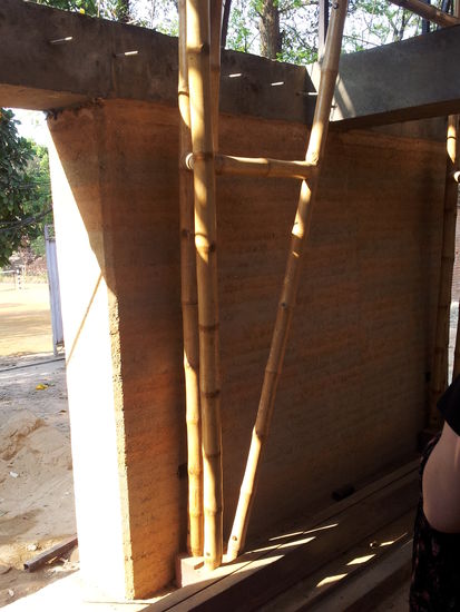 Die Lehmwände kommen zwischen die Betonpfeiler