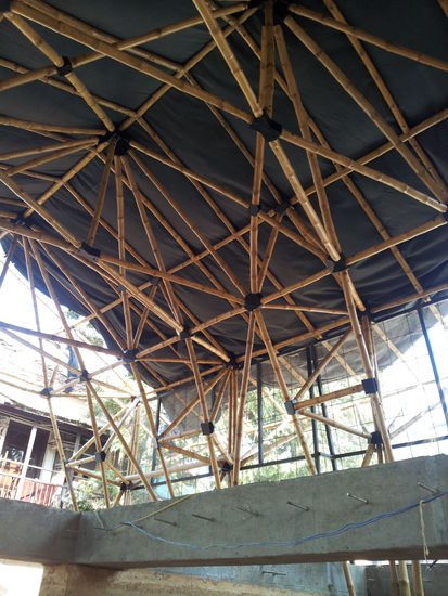 Der Dachstuhl besteht komplett aus einer Bambuskonstruktion